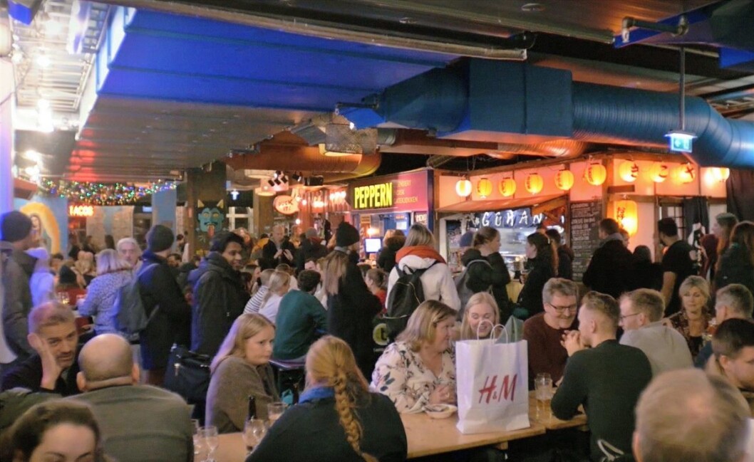 På Oslo Street Food møter du folk ved langbordet, til mat og øl fra hele verden. Foto: Thor Langfeldt På Oslo Street Food møter du folk ved langbordet, til mat og øl fra hele verden. Foto: Thor Langfeldt