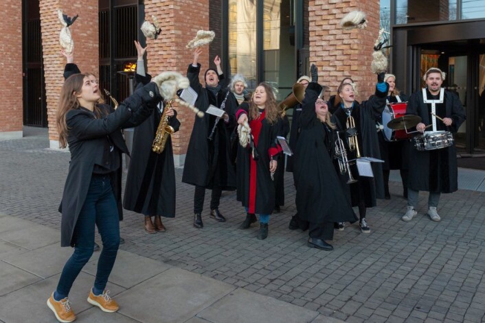 Medlemmer av Det juridiske fakultets studentorkester kaster parykkene på den offisielle åpningen av Domus Juridica 16. januar. Foto: Morten Lauveng Jørgensen Medlemmer av Det juridiske fakultets studentorkester kaster parykkene på den offisielle åpningen av Domus Juridica 16. januar. Foto: Morten Lauveng Jørgensen