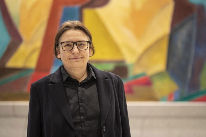 Ragnhild Hennum, dekan ved Det juridiske fakultet, foran et av kunstverkene i Domus Juridica. Foto: Olav Helland Ragnhild Hennum, dekan ved Det juridiske fakultet, foran et av kunstverkene i Domus Juridica. Foto: Olav Helland