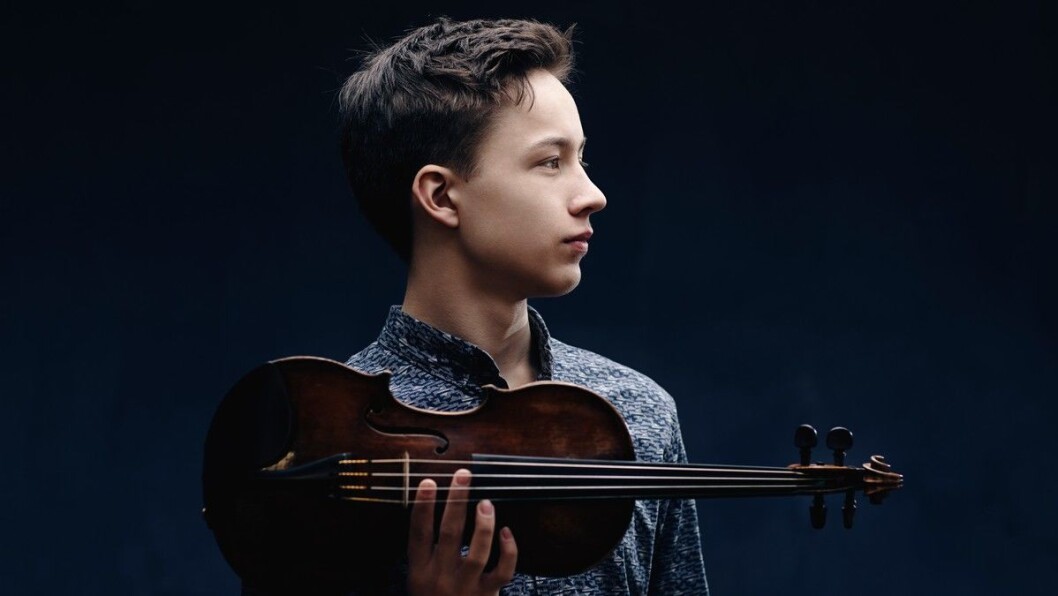svensknorske Johan Dalene er kommet feiende inn på fiolinscenen, og på torsdag får han vist seg i to forskjellige musikalske uttrykk for de reisendes musikk. Foto: Nikolaj Lund svensknorske Johan Dalene er kommet feiende inn på fiolinscenen, og på torsdag får han vist seg i to forskjellige musikalske uttrykk for de reisendes musikk. Foto: Nikolaj Lund