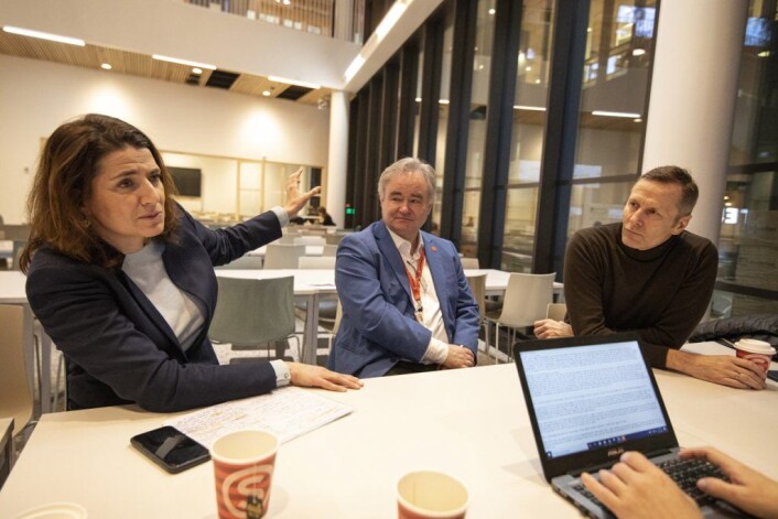 Fakultetets pressekontakt Steinar Hafto Myre (midten), Sonja Horn, administrerende direktør i Entra (t.v.) og Nicolai Riise, administrerende direktør i Mad arkitekter, intervjues til denne saken inne på Domus Juridica. Foto: Olav Helland Fakultetets pressekontakt Steinar Hafto Myre (midten), Sonja Horn, administrerende direktør i Entra (t.v.) og Nicolai Riise, administrerende direktør i Mad arkitekter, intervjues til denne saken inne på Domus Juridica. Foto: Olav Helland