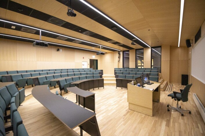 Domus Juridica har saler og auditorier som er utformet for å oppfordre til tettere kommunikasjon studentene imellom, og mellom studentene og fakultetets ansatte. Foto: Olav Helland Domus Juridica har saler og auditorier som er utformet for å oppfordre til tettere kommunikasjon studentene imellom, og mellom studentene og fakultetets ansatte. Foto: Olav Helland