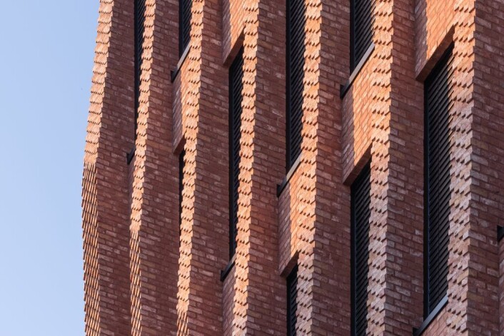 En ung arkitekt fra Mad fant et «system» for teglsteinen som endte i to spesialstein som er designet og gir det spillet man ser i fasaden i dag. Veidekkes egne murerlag har håndgjort hele fasaden, en jobb som tok 4-5 ganger så lang tid som det som er vanlig i dag. Foto: Mad arkitekter / Kyrre Sundal En ung arkitekt fra Mad fant et «system» for teglsteinen som endte i to spesialstein som er designet og gir det spillet man ser i fasaden i dag. Veidekkes egne murerlag har håndgjort hele fasaden, en jobb som tok 4-5 ganger så lang tid som det som er vanlig i dag. Foto: Mad arkitekter / Kyrre Sundal