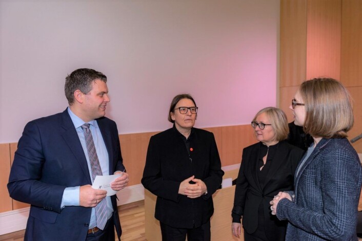 Her ser vi blant annet justisminister Jøran Kallmyr (t.v.) og Ragnhild Hennum (midten), dekan ved Det juridiske fakultet, på åpningen av Domus Juridica 16. januar. Foto: Morten Lauveng Jørgensen Her ser vi blant annet justisminister Jøran Kallmyr (t.v.) og Ragnhild Hennum (midten), dekan ved Det juridiske fakultet, på åpningen av Domus Juridica 16. januar. Foto: Morten Lauveng Jørgensen