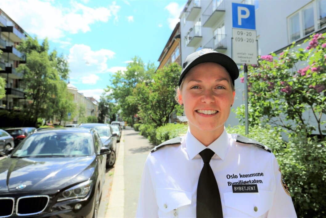 En bybetjent (parkeringsvakt som også har andre oppgaver) på Fagerborg, som er det eksisterende prøveområdet for beboerparkering i Bydel Frogner. Foto: Bymiljøetaten En bybetjent (parkeringsvakt som også har andre oppgaver) på Fagerborg, som er det eksisterende prøveområdet for beboerparkering i Bydel Frogner. Foto: Bymiljøetaten