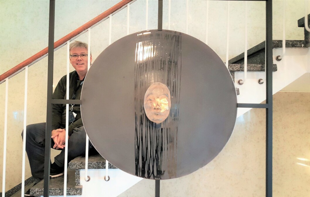 Hver etasje i det fremtidige bydelshuset i Drammensveien 60 har et originalt kunstverk fra 1960 ved trappen. I bakgrunnen tar prosjektleder Knut Robert Sande i Bydel Frogner en pause i omvisningen. Foto: Tarjei Kidd Olsen Hver etasje i det fremtidige bydelshuset i Drammensveien 60 har et originalt kunstverk fra 1960 ved trappen. I bakgrunnen tar prosjektleder Knut Robert Sande i Bydel Frogner en pause i omvisningen. Foto: Tarjei Kidd Olsen