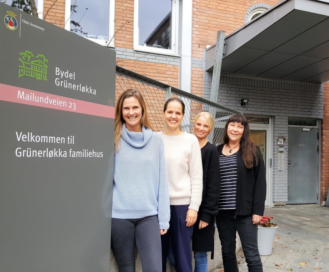 Familieteamet på Grünerløkka. Fra venstre ved skiltet: leder Lisbeth Moberg, psykolog Aaste Einbu, familieveileder Synne Skorgan og familieveileder Hilde Sveen. Foto: Tarjei Olsen Familieteamet på Grünerløkka. Fra venstre ved skiltet: leder Lisbeth Moberg, psykolog Aaste Einbu, familieveileder Synne Skorgan og familieveileder Hilde Sveen. Foto: Tarjei Olsen