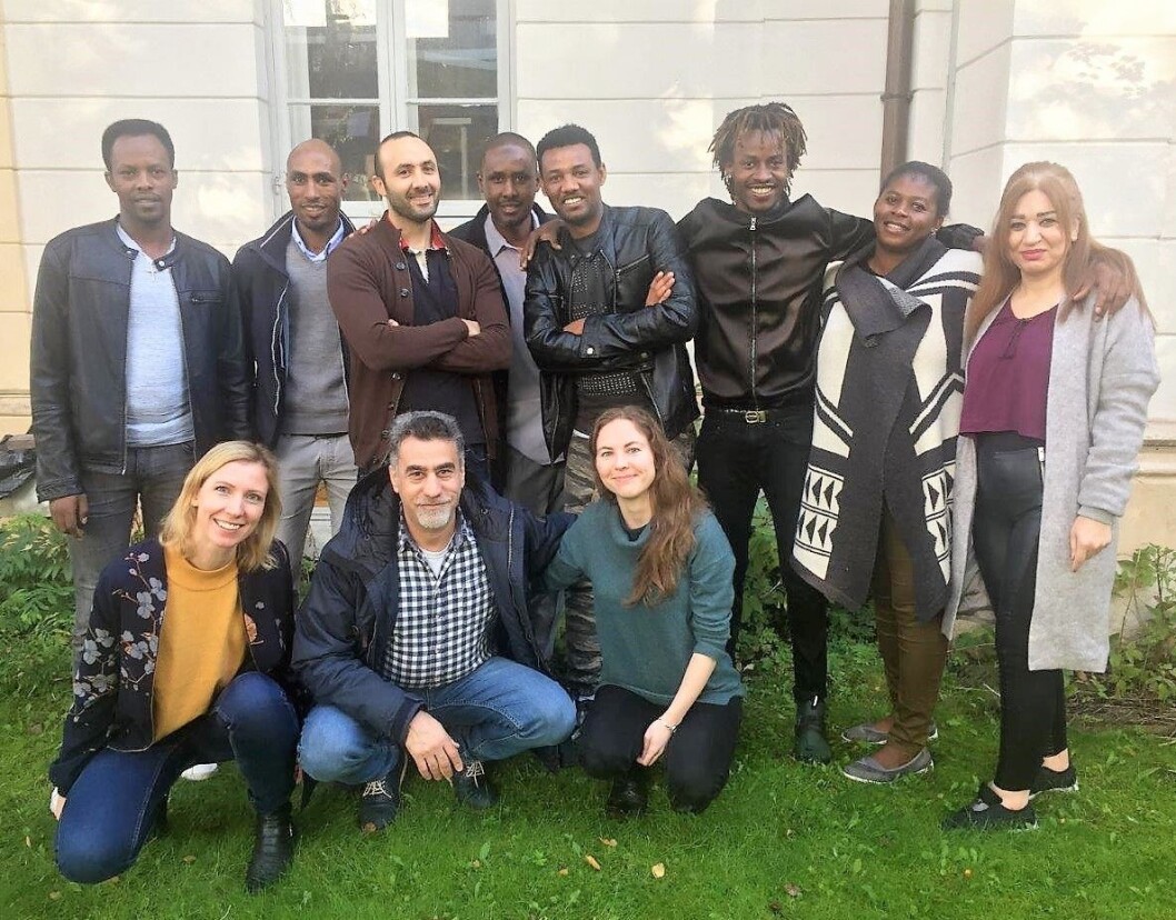 Elevene på Bydel Frogners første intensive karrierekurs for flyktninger, fredag 15. september. Bak fra venstre: Yohanes (Eritrea), Simon (Eritrea), Mohsen (Iran), Yusuf (Somalia), Filmon (Eritrea), Erisa (Uganda), Clementina (Nigeria).
Foran fra venstre: Åse-Marie S. Amlien (prosjektleder), Ali (Kurdistan), Bente N. Kvernmo (lærer). Foto: Privat Elevene på Bydel Frogners første intensive karrierekurs for flyktninger, fredag 15. september. Bak fra venstre: Yohanes (Eritrea), Simon (Eritrea), Mohsen (Iran), Yusuf (Somalia), Filmon (Eritrea), Erisa (Uganda), Clementina (Nigeria).
Foran fra venstre: Åse-Marie S. Amlien (prosjektleder), Ali (Kurdistan), Bente N. Kvernmo (lærer). Foto: Privat