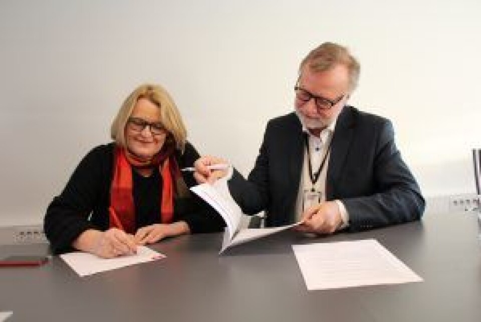 Samarbeidsavtalene signeres av konstituert bydelsdirektør Odd Rune Andersen i bydel Frogner og generalsekretær i Nasjonalforeningen for folkehelsen, Lisbet Rugtvedt. Foto: Nasjonalforeningen for folkehelsen