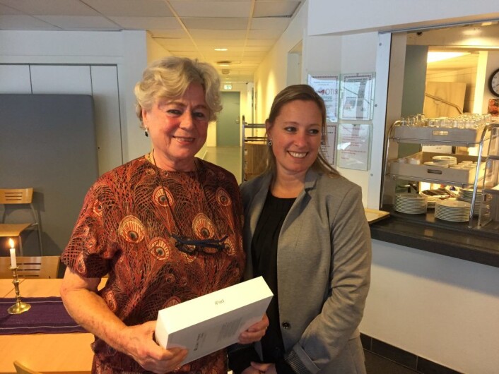Enhetsleder i bydel Frogner, Annebeth Johansen, har akkurat loddet ut en iPad til Liv Dølen. Foto: Vegard Velle Enhetsleder i bydel Frogner, Annebeth Johansen, har akkurat loddet ut en iPad til Liv Dølen. Foto: Vegard Velle