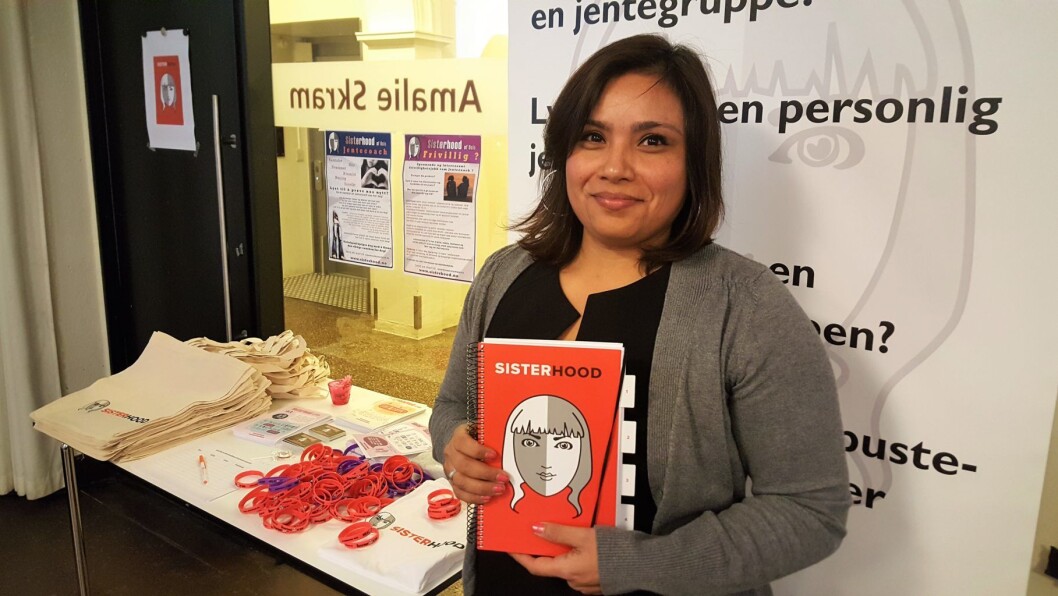 Isabel Espinoza har det overordnede ansvaret for Sisterhood i Bydel Frogner. Her viser hun frem den nye Sisterhood-håndboken på lanseringen på Litteraturhuset på mandag. Isabel Espinoza har det overordnede ansvaret for Sisterhood i Bydel Frogner. Her viser hun frem den nye Sisterhood-håndboken på lanseringen på Litteraturhuset på mandag.