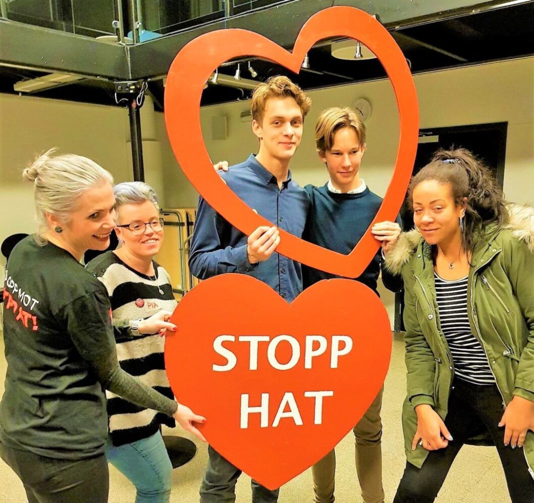 Rasmus Molstad Bakken og Fredrik S. Tharaldsen i midten, sammen med SaLTo-koordinatorer og representant for Stopp Hatprat, på workshop'en mot hatprat på nett. Rasmus Molstad Bakken og Fredrik S. Tharaldsen i midten, sammen med SaLTo-koordinatorer og representant for Stopp Hatprat, på workshop'en mot hatprat på nett.