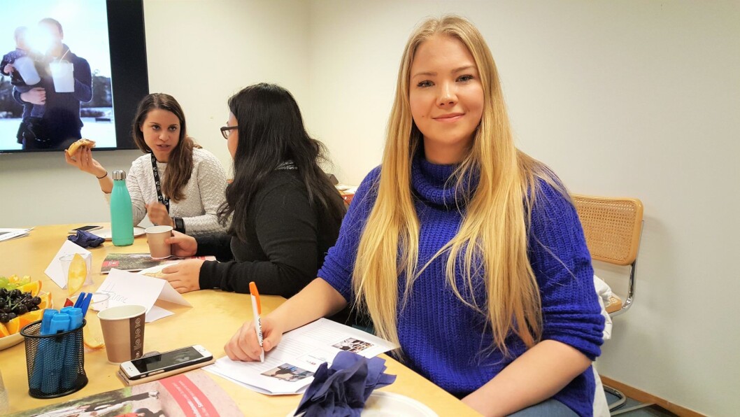 Hanne T. Inderhaug vil bli en aktivitetsvenn for personer med demens. Her på kurset på onsdag. Hanne T. Inderhaug vil bli en aktivitetsvenn for personer med demens. Her på kurset på onsdag.