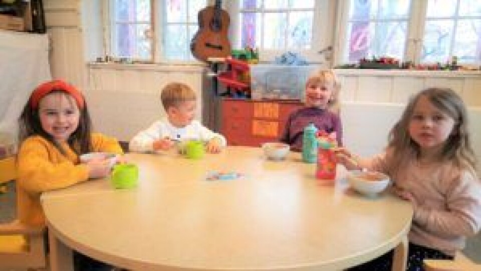 Fra venstre: Edith (5), Claus (4), Sofie (5) og Nova (4) nyter dagens måltid i Heftyes barnehage. Foto: Tarjei Kidd Olsen Fra venstre: Edith (5), Claus (4), Sofie (5) og Nova (4) nyter dagens måltid i Heftyes barnehage. Foto: Tarjei Kidd Olsen