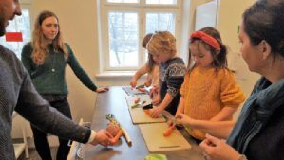 De små kokkene lar seg ikke hefte av de voksne (her Lars Magnus Ottersen, Christine Spidsberg og Anne Christine Kroepelien) som prater om prosjektet. Foto: Tarjei Kidd Olsen De små kokkene lar seg ikke hefte av de voksne (her Lars Magnus Ottersen, Christine Spidsberg og Anne Christine Kroepelien) som prater om prosjektet. Foto: Tarjei Kidd Olsen