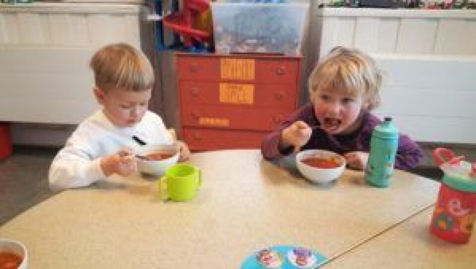 Nam nam! Claus og Sofie spiser 'drømmesuppe'. Foto: Tarjei Kidd Olsen Nam nam! Claus og Sofie spiser 'drømmesuppe'. Foto: Tarjei Kidd Olsen