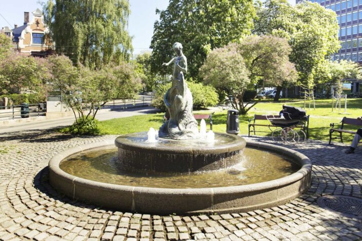 Mange har savnet Bølgen på Skillebekk. Nå skinner den vakre fontenen i Skillebekkparken igjen. Foto: Kristina Lang-Ree Mange har savnet Bølgen på Skillebekk. Nå skinner den vakre fontenen i Skillebekkparken igjen. Foto: Kristina Lang-Ree