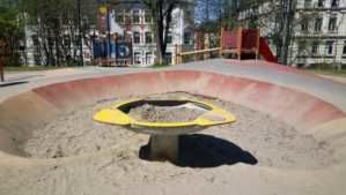 En forhøyet sandlekebolle gjør det mulig for rullestolbrukere å leke med sand. I tillegg er den lettere å bruke for eldre som har vansker med å bøye seg helt ned. En forhøyet sandlekebolle gjør det mulig for rullestolbrukere å leke med sand. I tillegg er den lettere å bruke for eldre som har vansker med å bøye seg helt ned.