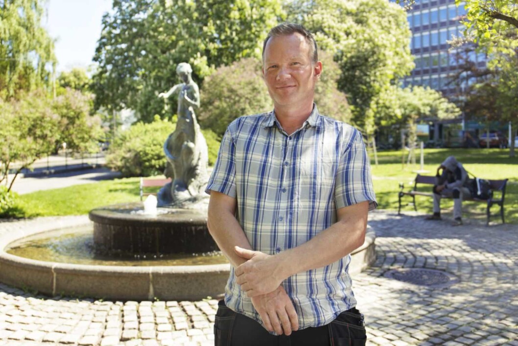 – Dette er en ekstra gladnyhet for dem som bor i området og som har etterspurt fontenen i to år, sier Are Thoresen i vedlikeholdsgruppa. Foto: Kristina Lang-Ree – Dette er en ekstra gladnyhet for dem som bor i området og som har etterspurt fontenen i to år, sier Are Thoresen i vedlikeholdsgruppa. Foto: Kristina Lang-Ree