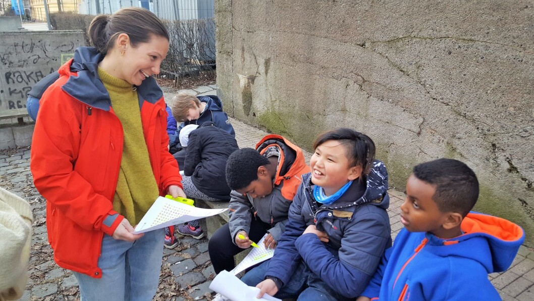 Joren (10) er kjempestolt etter å ha funnet den første skatten i dagens skattejakt med gjengen fra Full fart. Fysioterapeut Tilla Lien Larsen til venstre. Joren (10) er kjempestolt etter å ha funnet den første skatten i dagens skattejakt med gjengen fra Full fart. Fysioterapeut Tilla Lien Larsen til venstre.
