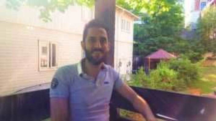 Ammar Al Baradan på balkongen på Norskverkstedet Mølja. Ammar Al Baradan på balkongen på Norskverkstedet Mølja.
