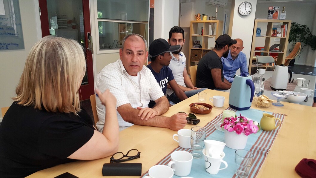 Syriske Khaled Fattoum (midten) snakker norsk med en av de frivillige på Norskverkstedet Mølja. Syriske Khaled Fattoum (midten) snakker norsk med en av de frivillige på Norskverkstedet Mølja.