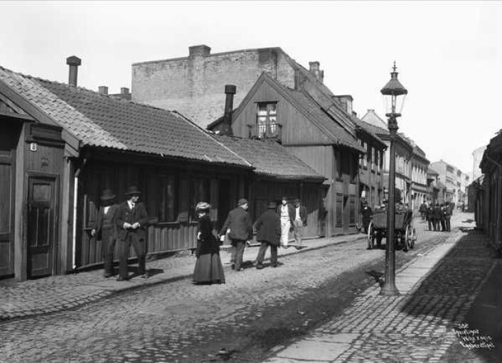 Lakkegata på Grønland i 1902 (året Solberg flyttet til USA med familien), mot krysset med Breigata. Foto: Anders Beer Wilse / Oslo Museum Lakkegata på Grønland i 1902 (året Solberg flyttet til USA med familien), mot krysset med Breigata. Foto: Anders Beer Wilse / Oslo Museum