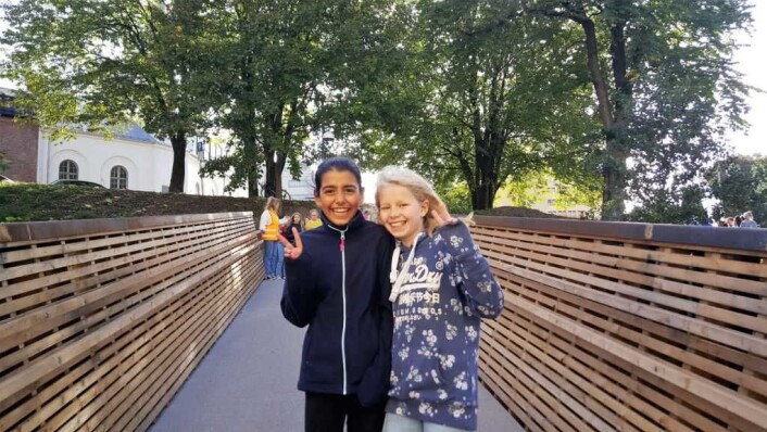 -- Ikke bare en vanlig, kjedelig bro: Reyhan (t.v.) og Hulda, begge 11 år og fra 6. klasse på Lakkegata skole, er strålende fornøyd med broa. -- Nå slipper folk å ta bilen og kan heller gå. Det er jo bra for helsa og folk kan møte andre folk også, mener Hulda. -- Den er ganske kul. Det er ikke bare en vanlig, kjedelig bro, den er litt kunstnerisk, legger Reyhan til. -- Ikke bare en vanlig, kjedelig bro: Reyhan (t.v.) og Hulda, begge 11 år og fra 6. klasse på Lakkegata skole, er strålende fornøyd med broa. -- Nå slipper folk å ta bilen og kan heller gå. Det er jo bra for helsa og folk kan møte andre folk også, mener Hulda. -- Den er ganske kul. Det er ikke bare en vanlig, kjedelig bro, den er litt kunstnerisk, legger Reyhan til.