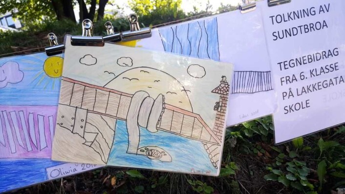 Kunstnerblikk på Sundtbroa: Elevene i 6. klasse på Lakkegata skole fikk i oppdrag å tegne Sundtbroa slik de så for seg den før den var ferdig. Eleven bak denne tegningen fikk likevel helt korrekt med seg den beryktede Akerselva-ormen som bor under broa og venter på intetanende brokryssere. Kunstnerblikk på Sundtbroa: Elevene i 6. klasse på Lakkegata skole fikk i oppdrag å tegne Sundtbroa slik de så for seg den før den var ferdig. Eleven bak denne tegningen fikk likevel helt korrekt med seg den beryktede Akerselva-ormen som bor under broa og venter på intetanende brokryssere.