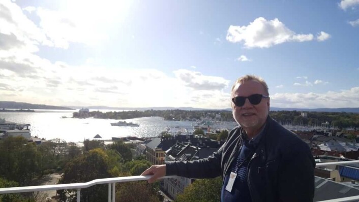 Bydelsdirektør Odd Rune Andersen, kollegene og besøkende kan nyte en helt fantastisk utsikt over bydel og fjord fra takterrassen. Det er grunn til å mistenke at det blir populært å lunsje på benkene her oppe i den varme halvdelen av året. Bydelsdirektør Odd Rune Andersen, kollegene og besøkende kan nyte en helt fantastisk utsikt over bydel og fjord fra takterrassen. Det er grunn til å mistenke at det blir populært å lunsje på benkene her oppe i den varme halvdelen av året.