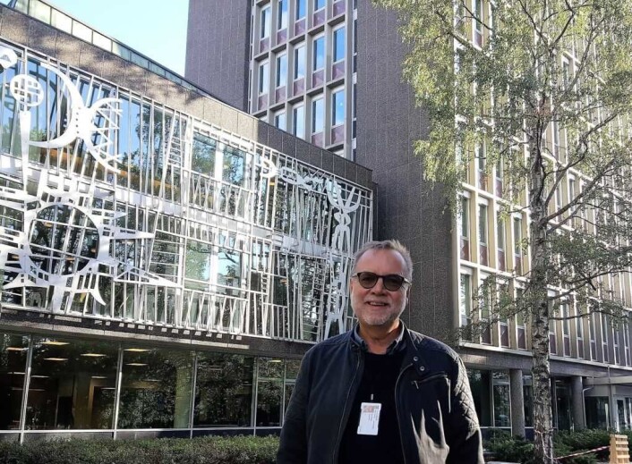 Bydelsdirektør Andersen kan det meste som er å vite om Bydelens hus. Bak Andersen på bildet ser vi deler av husets tidstypiske fasade, med mønster og utsmykninger fra 1960-tallet. Arne E. Holm, billedkunstneren bak fasaden, deltok på alle betydelig grafikkutstillinger på 60-tallet. Bydelsdirektør Andersen kan det meste som er å vite om Bydelens hus. Bak Andersen på bildet ser vi deler av husets tidstypiske fasade, med mønster og utsmykninger fra 1960-tallet. Arne E. Holm, billedkunstneren bak fasaden, deltok på alle betydelig grafikkutstillinger på 60-tallet.