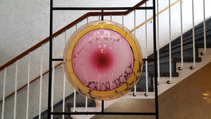 Designere og glassblåsere fra Hadeland Glassverk har utformet den originale glasskunsten i trappeløpet. Designere og glassblåsere fra Hadeland Glassverk har utformet den originale glasskunsten i trappeløpet.