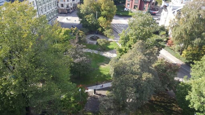 Fra Bydelens hus ser man ut på tidligere Skillebekkparken, som har blitt satt i stand som Olaf Bulls plass. Fra Bydelens hus ser man ut på tidligere Skillebekkparken, som har blitt satt i stand som Olaf Bulls plass.