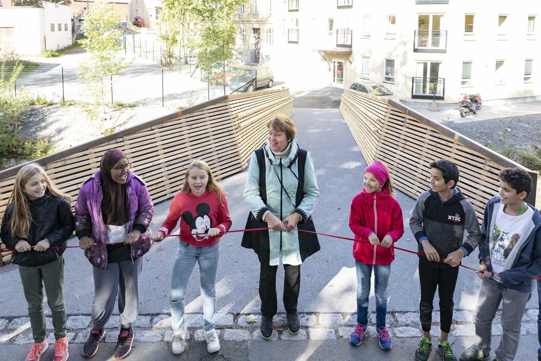 Ordfører Marianne Borgen og elever fra 6. klasse på Lakkegata skole åpner Sundtbroa, Akerselvas 51. bro. Ordfører Marianne Borgen og elever fra 6. klasse på Lakkegata skole åpner Sundtbroa, Akerselvas 51. bro.