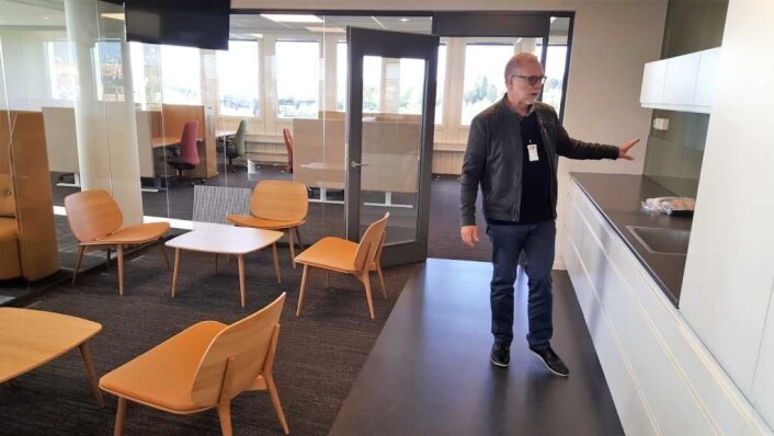 Bydelsdirektør Andersen viser frem en av de mange nyoppussede rommene i Bydelens hus. I dette rommet kan bydelens medarbeidere ta seg en kaffe, snack og pust i bakken. Toppetasjen huser en større lunsjkantine. Bydelsdirektør Andersen viser frem en av de mange nyoppussede rommene i Bydelens hus. I dette rommet kan bydelens medarbeidere ta seg en kaffe, snack og pust i bakken. Toppetasjen huser en større lunsjkantine.