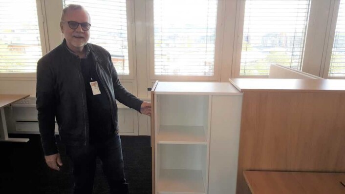 Etter endt arbeidsdag skal dokumentene inn i disse skuffene! Papirløse, rene pulter og et topp moderne ventilasjonsanlegg skal sørge for god luft. Etter endt arbeidsdag skal dokumentene inn i disse skuffene! Papirløse, rene pulter og et topp moderne ventilasjonsanlegg skal sørge for god luft.