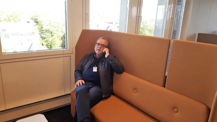 Bydelens hus har flere ulike rolige soner hvor man kan trekke seg litt tilbake fra det åpne kontorlandskapet for å la tankene vandre, eller for eksempel ta en telefon som i denne sofaen med høye, lyddempende ryggstøtter. Bydelens hus har flere ulike rolige soner hvor man kan trekke seg litt tilbake fra det åpne kontorlandskapet for å la tankene vandre, eller for eksempel ta en telefon som i denne sofaen med høye, lyddempende ryggstøtter.