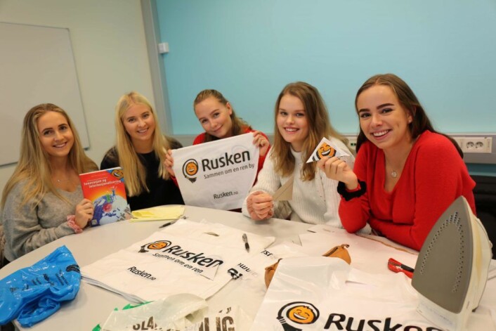 GJENBRUK: Å gi plastposer et mye lengre liv er en av grunntankene i ungdomsbedriften Smelt. Foto: Elisabeth Tobiassen Faane GJENBRUK: Å gi plastposer et mye lengre liv er en av grunntankene i ungdomsbedriften Smelt. Foto: Elisabeth Tobiassen Faane