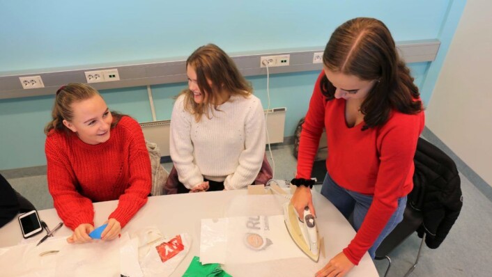 SMELTES: Plastposene gjøres harde og smeltes sammen ved bruk av et strykejern. Foto: Elisabeth Tobiassen Faane SMELTES: Plastposene gjøres harde og smeltes sammen ved bruk av et strykejern. Foto: Elisabeth Tobiassen Faane