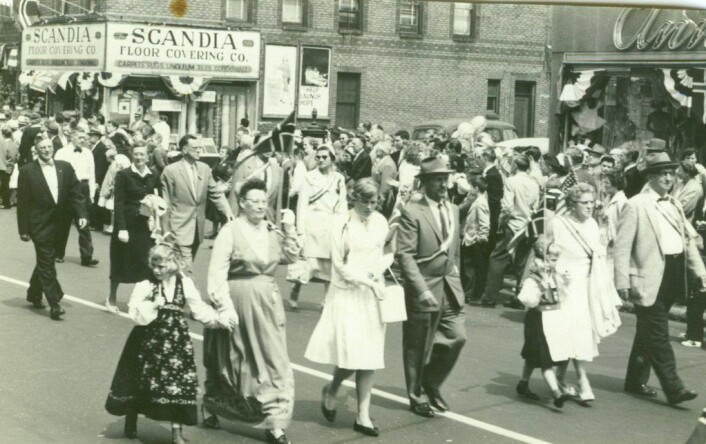 17.mai i Lapskaus Boulevard på 50-tallet. 17.mai i Lapskaus Boulevard på 50-tallet.