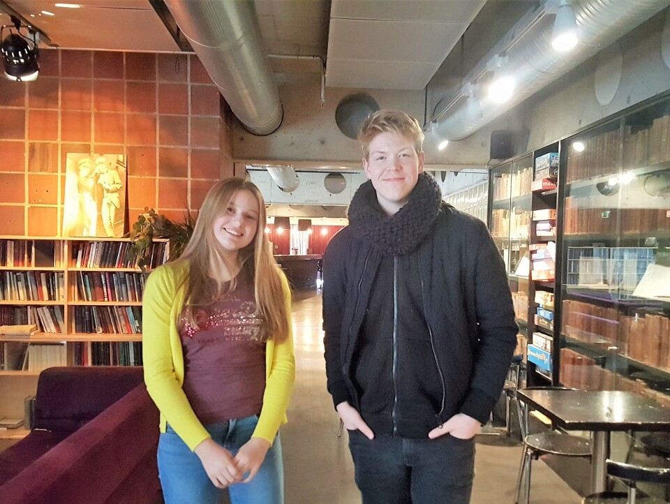 10. klassingene Ebba Engen (15) og Sebastian Severin Alstedt (15) forteller om det som oppleves som et stort prestasjonspress på ungdommer fra mange forskjellige fronter, blant annet skole, det motsatte kjønn, venner og bekjente. Foto: Tarjei Kidd Olsen
