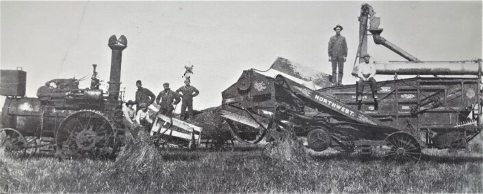 År i 1912 i Minnesota. Innhøstingen er begynt. Person nummer tre fra venstre er Halvor L. Rustvold fra Trøndelag. År i 1912 i Minnesota. Innhøstingen er begynt. Person nummer tre fra venstre er Halvor L. Rustvold fra Trøndelag.