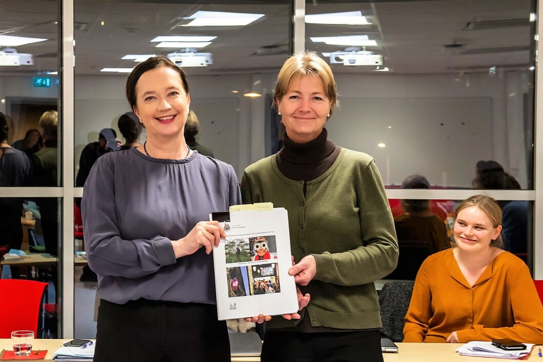 fra venstre: Leder i St. Hanshaugen bydelsutvalg, Anne Christine Kroepelien (H), og bydelsdirektør Hilde Terese Hamre viser frem utkastet til bydelsbudsjett. Bildet ble tatt i Stensberggata 25, der bydelen har sin administrasjon, rett etter at bydelsutvalget vedtok budsjettet i desember. Foto: Morten Lauveng Jørgensen fra venstre: Leder i St. Hanshaugen bydelsutvalg, Anne Christine Kroepelien (H), og bydelsdirektør Hilde Terese Hamre viser frem utkastet til bydelsbudsjett. Bildet ble tatt i Stensberggata 25, der bydelen har sin administrasjon, rett etter at bydelsutvalget vedtok budsjettet i desember. Foto: Morten Lauveng Jørgensen