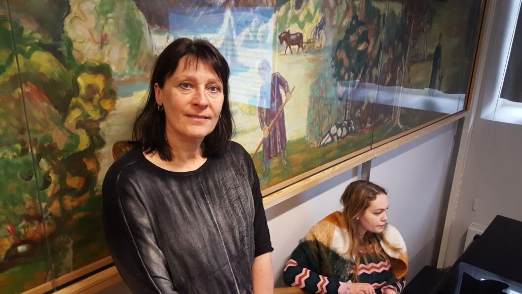 Kari-Janne Lid, politi og frem til i fjor mangeårige leder av Oslo-politiets seksjon for alvorlige seksuallovbrudd, og en av menneskene bak prosjektet DET ER MIN KROPP! I bakgrunnen skimtes Lise Fjærvoll, læreren til 9.-klassingene på Majorstuen skole som ble undervist som del av prosjektet i uke 6. Kari-Janne Lid, politi og frem til i fjor mangeårige leder av Oslo-politiets seksjon for alvorlige seksuallovbrudd, og en av menneskene bak prosjektet DET ER MIN KROPP! I bakgrunnen skimtes Lise Fjærvoll, læreren til 9.-klassingene på Majorstuen skole som ble undervist som del av prosjektet i uke 6.