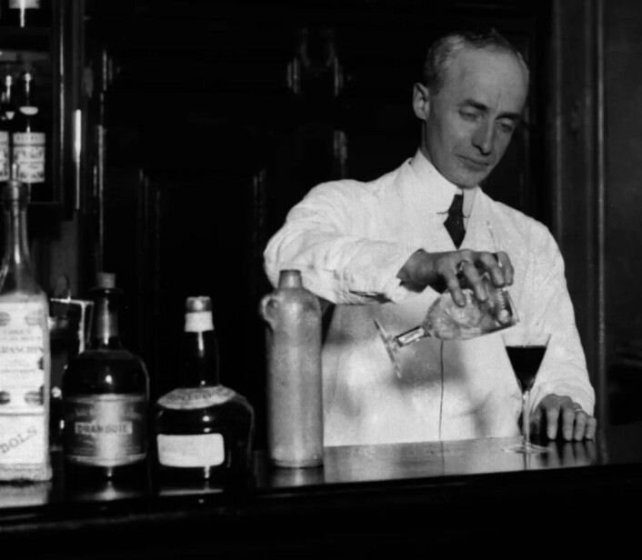 Harry Craddock, cocktailguru. Harry Craddock, cocktailguru.