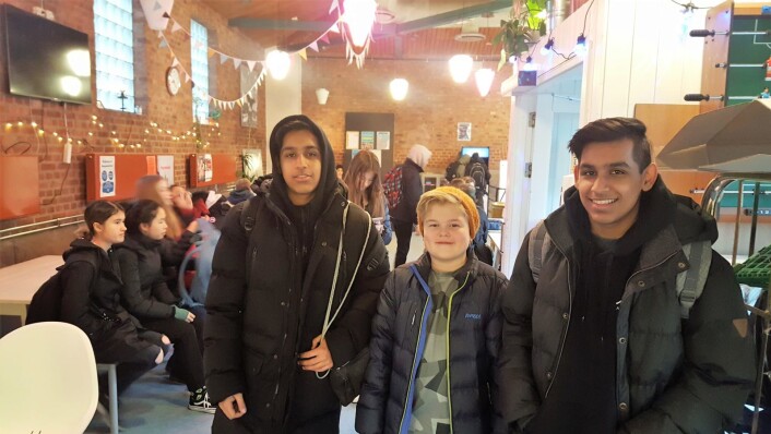 Hussain (16), Gabriel (15) og Sultan (16) er innom Haugenkafeen for å hive i seg dagens rett: deilig toast med ost. De er alle veldig positive til tilbudet. Hussain (16), Gabriel (15) og Sultan (16) er innom Haugenkafeen for å hive i seg dagens rett: deilig toast med ost. De er alle veldig positive til tilbudet.