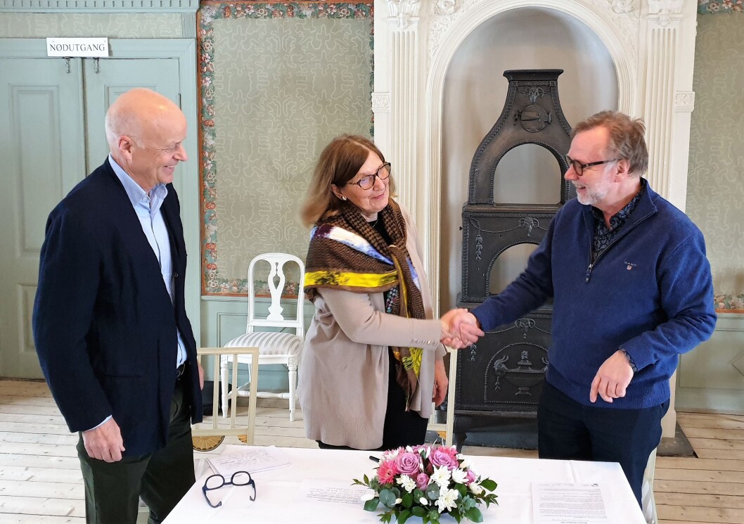 Her, i Frogner Hovedgård 7. mars, inngås partneravtalen mellom Bydel Frogner og Frogner Historielag om Rehabiliteringsprisen som skal bidra til å bevare og styrke Frogners flotte estetikk. Fra venstre: Frogner historielags nestleder Erik Collett, historielagets leder Elisabeth Solem og bydelsdirektør Odd Rune Andersen. Her, i Frogner Hovedgård 7. mars, inngås partneravtalen mellom Bydel Frogner og Frogner Historielag om Rehabiliteringsprisen som skal bidra til å bevare og styrke Frogners flotte estetikk. Fra venstre: Frogner historielags nestleder Erik Collett, historielagets leder Elisabeth Solem og bydelsdirektør Odd Rune Andersen.
