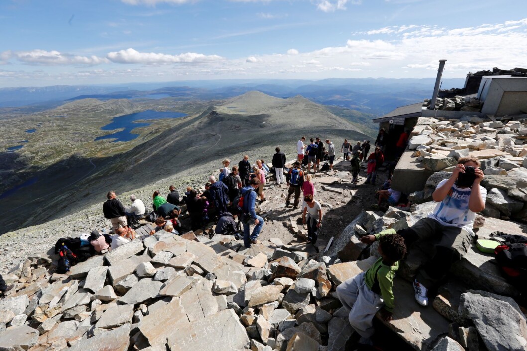 Fint vær og mye folk på Gaustatoppen. Foto: Jon Eeg / NTB scanpix Fint vær og mye folk på Gaustatoppen. Foto: Jon Eeg / NTB scanpix