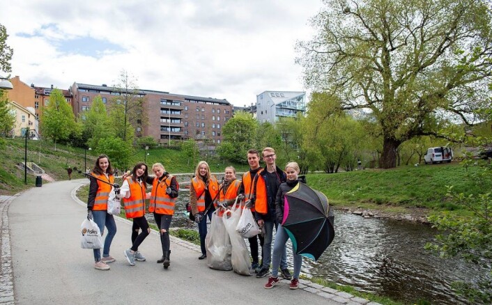 Ungdom er miljøengasjerte. Elever fra Elvebakken videregående skole plukket søppel helt opp til Sagene. Foto: Anders Høilund Ungdom er miljøengasjerte. Elever fra Elvebakken videregående skole plukket søppel helt opp til Sagene. Foto: Anders Høilund