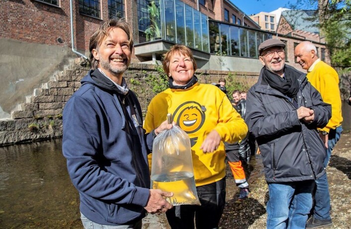 Daglig leder for Oslomarka fiskeadministrasjon, Finn Hungerholt hadde med seg noen ettårige ørret, som ordføreren satte ut i elva. Til høyre for Marianne Borgen, lederen for Oslo Elveforum Per Østvold. Helt til høyre, ruskengeneral Jan Hauger, som hadde kontroll med det meste under Plastrusken. Foto: Anders Høilund Daglig leder for Oslomarka fiskeadministrasjon, Finn Hungerholt hadde med seg noen ettårige ørret, som ordføreren satte ut i elva. Til høyre for Marianne Borgen, lederen for Oslo Elveforum Per Østvold. Helt til høyre, ruskengeneral Jan Hauger, som hadde kontroll med det meste under Plastrusken. Foto: Anders Høilund